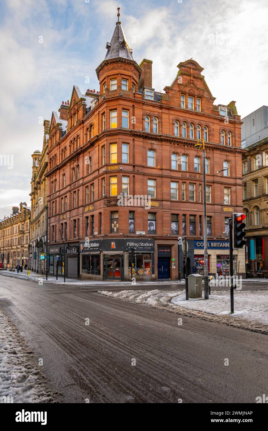 Das Gebäude aus dem Jahrhundert an der Ecke von Cook Street und North John Street Liverpool im Schnee Stockfoto