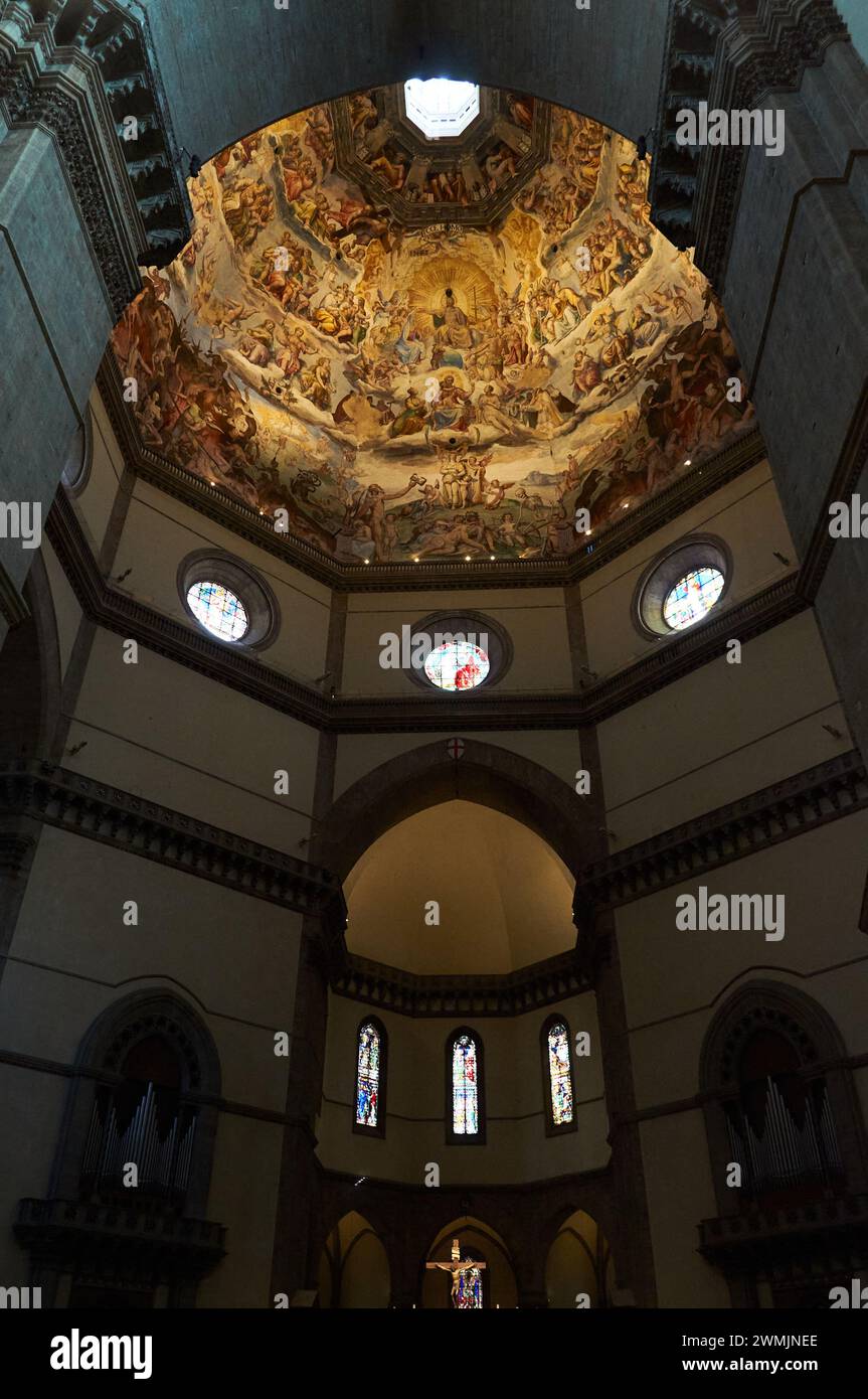 06-11-2023 Florenz, Italien - die Pracht der Kathedrale von Florenz aus einer beeindruckenden Innenperspektive Stockfoto