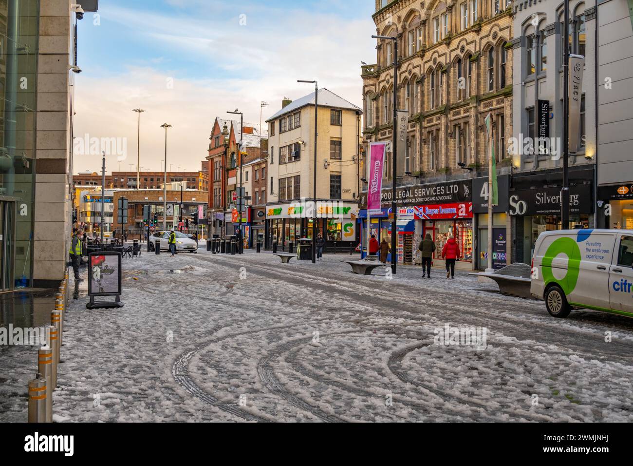 Wir schauen Whitechapel in Liverpool an einem verschneiten Wintermorgen Stockfoto