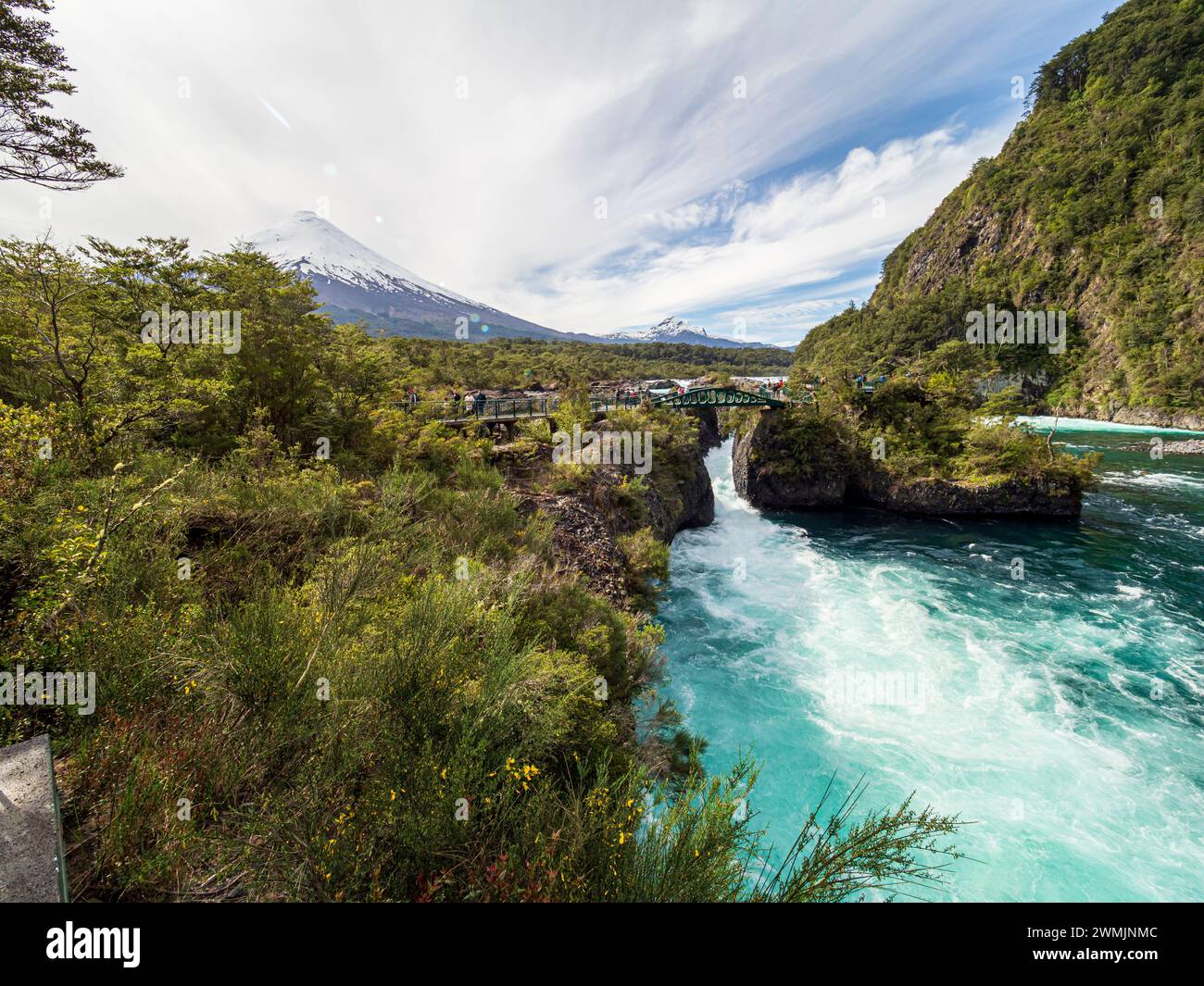 Kaskaden des Wasserfalls Saltos de Petrohue, Vulkan Osorno im Rücken, Chile Stockfoto