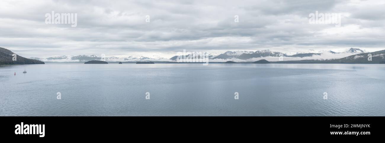 Panorama aus Wolken und Nebel rund um die schneebedeckten Berge des Frederick Sound in Alaska, USA Stockfoto