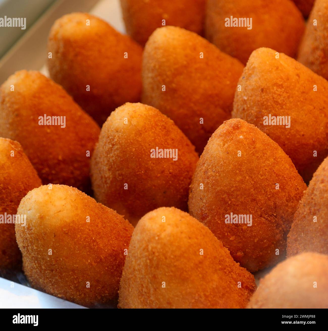 Viele frittierte Speisen, die in italienischer Sprache Aranini ora ARANCINE genannt werden, gefüllt mit Reis, Gemüse, Fleisch oder Käse, werden an einem Marktstand in Sizilien im Süden verkauft Stockfoto