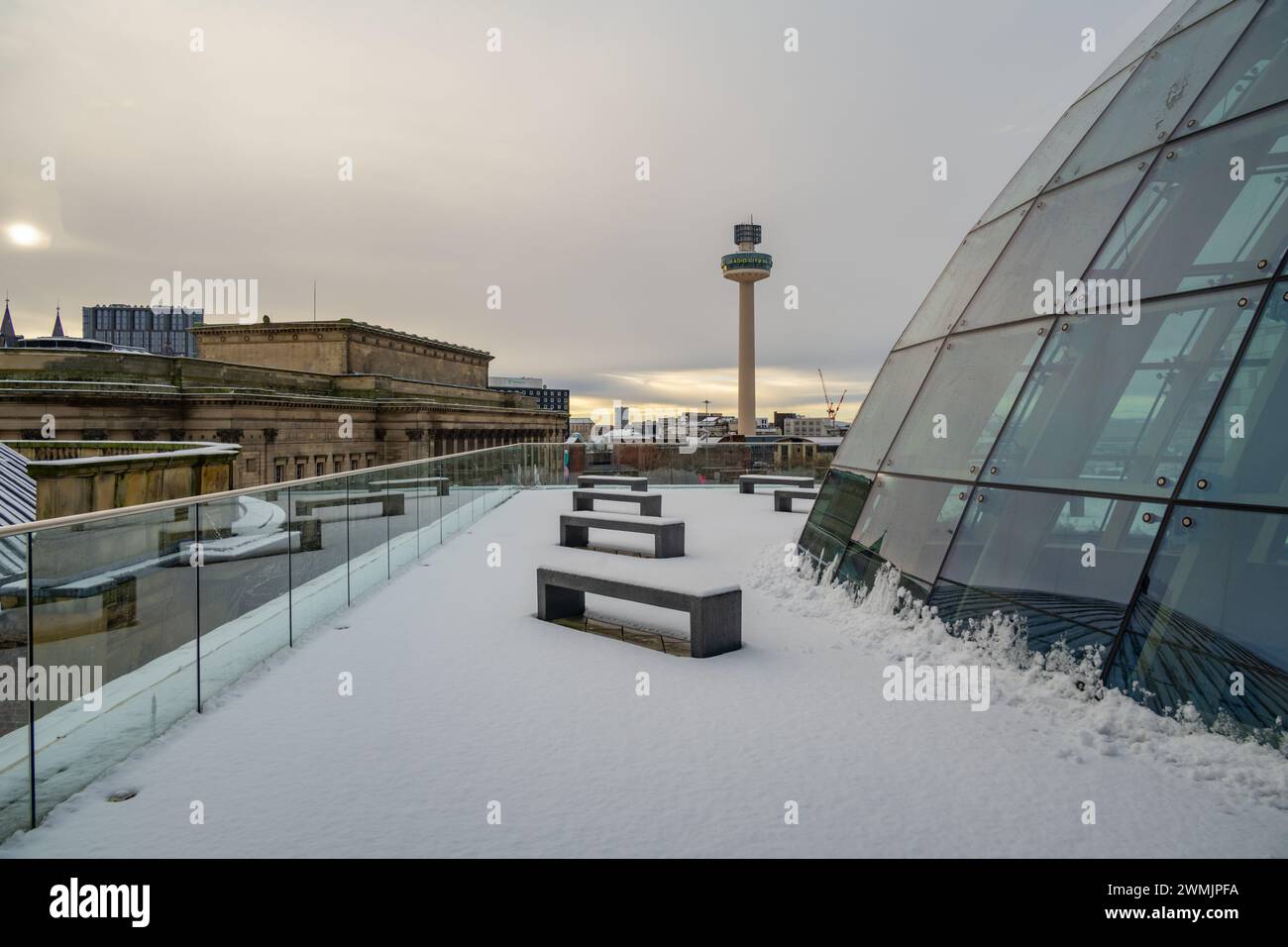 Die Dachterrasse der Liverpool Central Library im Schnee Stockfoto