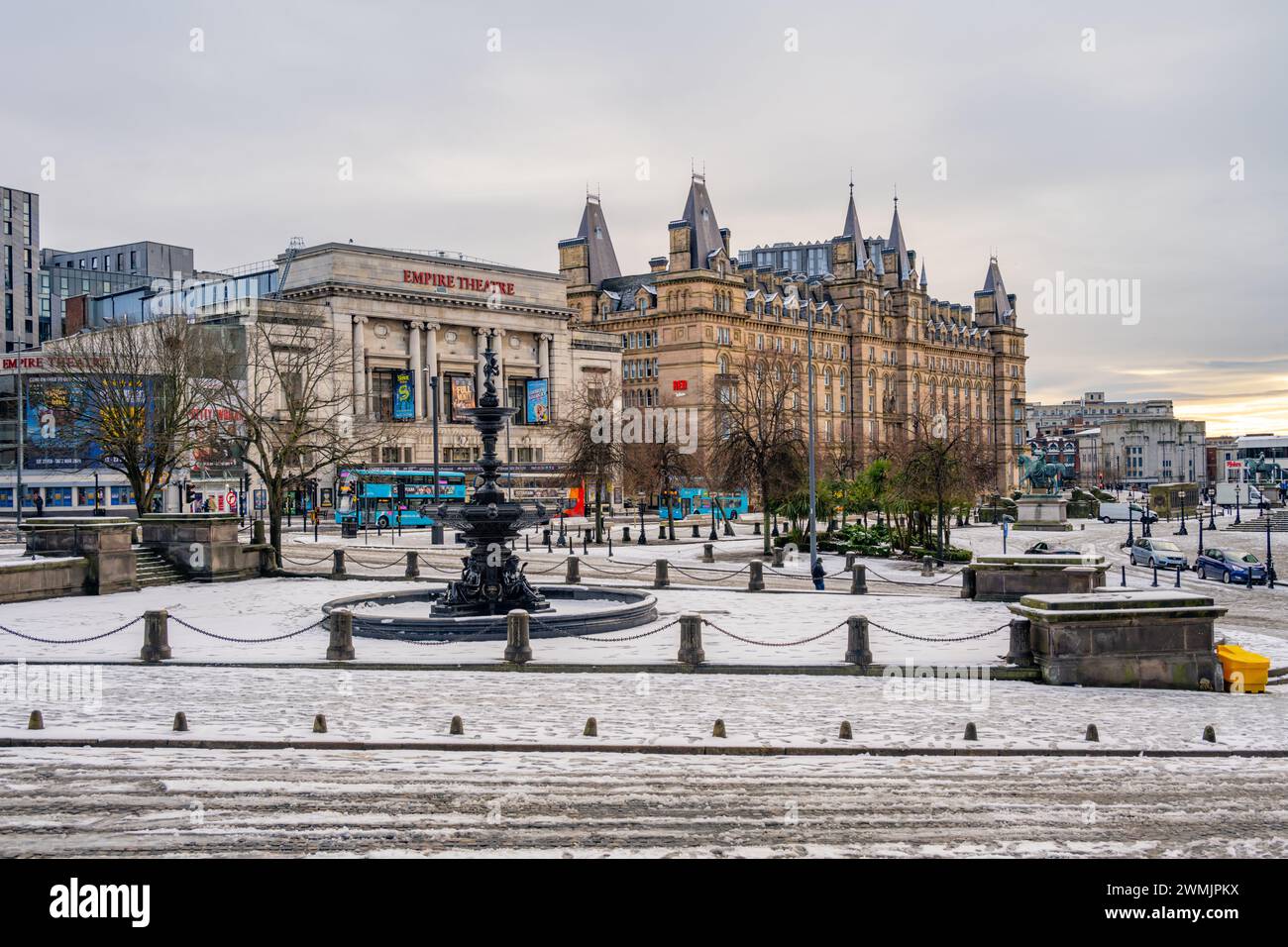 Das Empire Theatre und die Lime St Station Liverpool in Snow Stockfoto