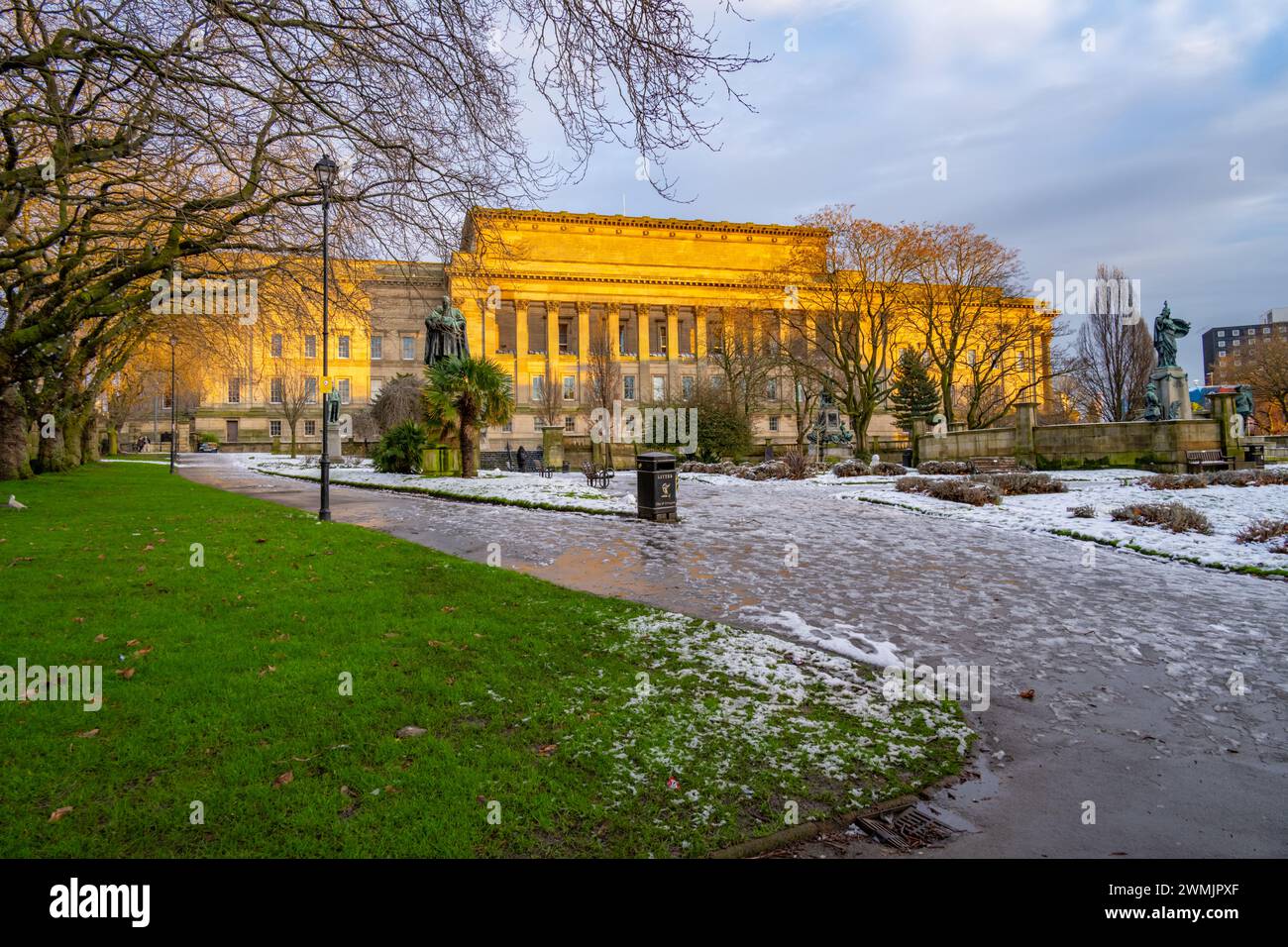 St. John's Garden und St. Georges Hall Liverpool im Schnee Stockfoto