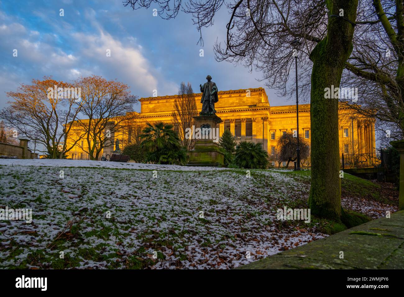 St. John's Garden und St. Georges Hall Liverpool im Schnee Stockfoto
