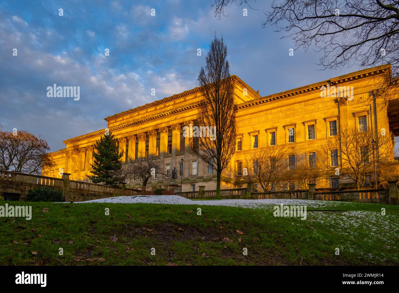 St. John's Garden und St. Georges Hall Liverpool im Schnee Stockfoto