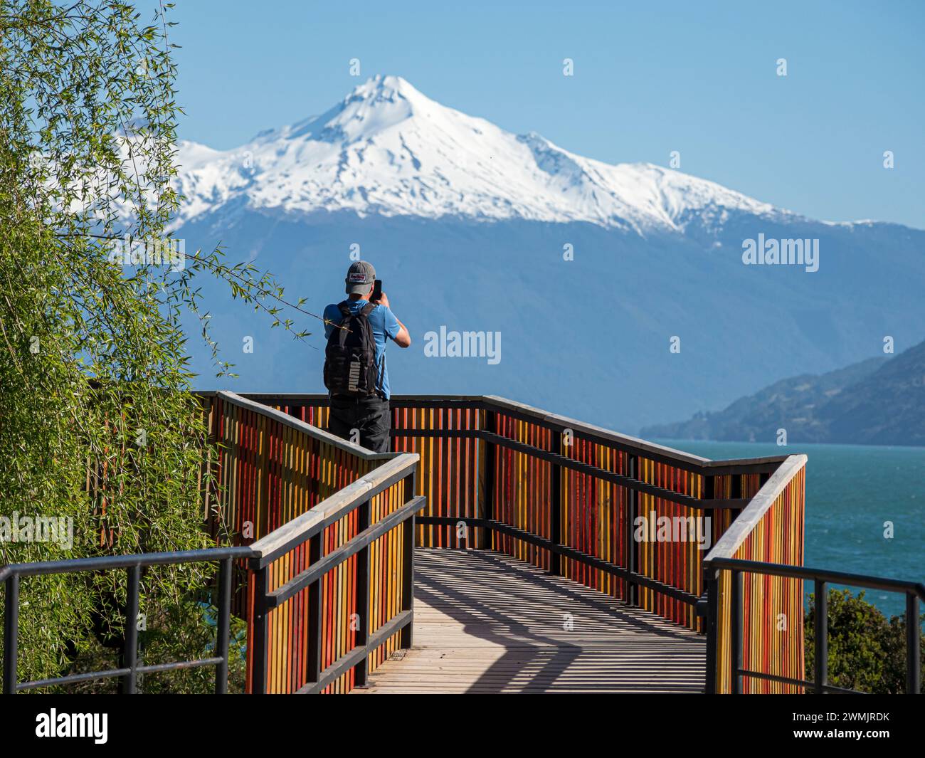 Aussichtspunkt am Reloncavi Fjord südöstlich von Puerto Montt, Touristen, die Fotos machen, Vulkan Yates, Dorf Cochamo, Vulkan YChile Stockfoto