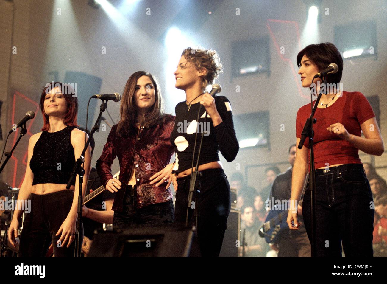 Mailand Italien 03 02 1998: Irene Grandi, Simona Bencini, Emy Berti, Rossella Ruini, italienische Sängerinnen der Gruppe „Le Matte in Trasferta“ während der Fernsehsendung „Night Express 1997“ Stockfoto