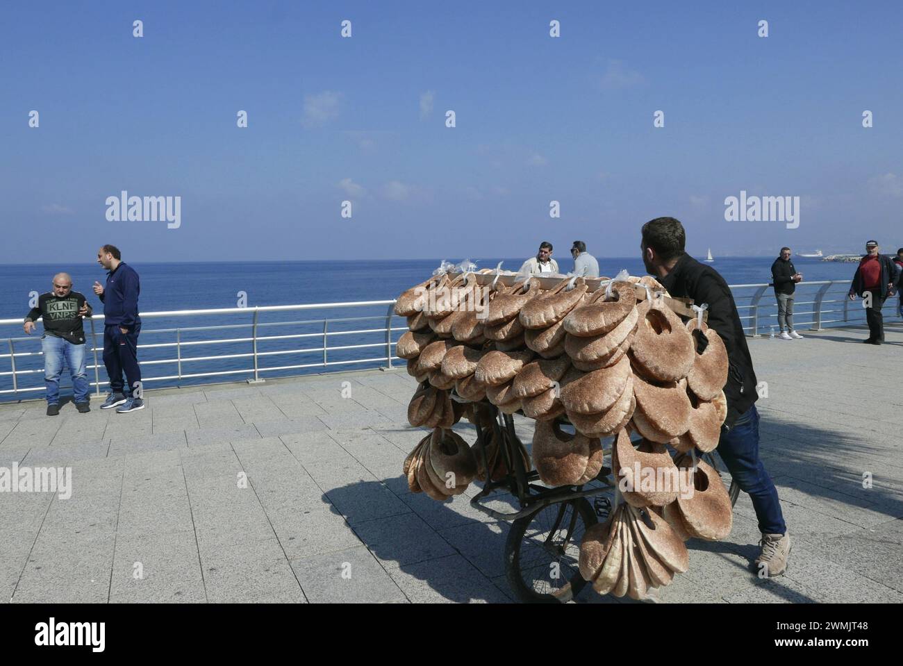 Beirut, Libanon. Februar 2024. Der Verkäufer von kaak (typisches libanesisches Brot) ist am 25. Februar 2024 an der Strandpromenade von Beirut im Libanon zu sehen. (Foto: Elisa Gestri/SIPA USA) Credit: SIPA USA/Alamy Live News Stockfoto