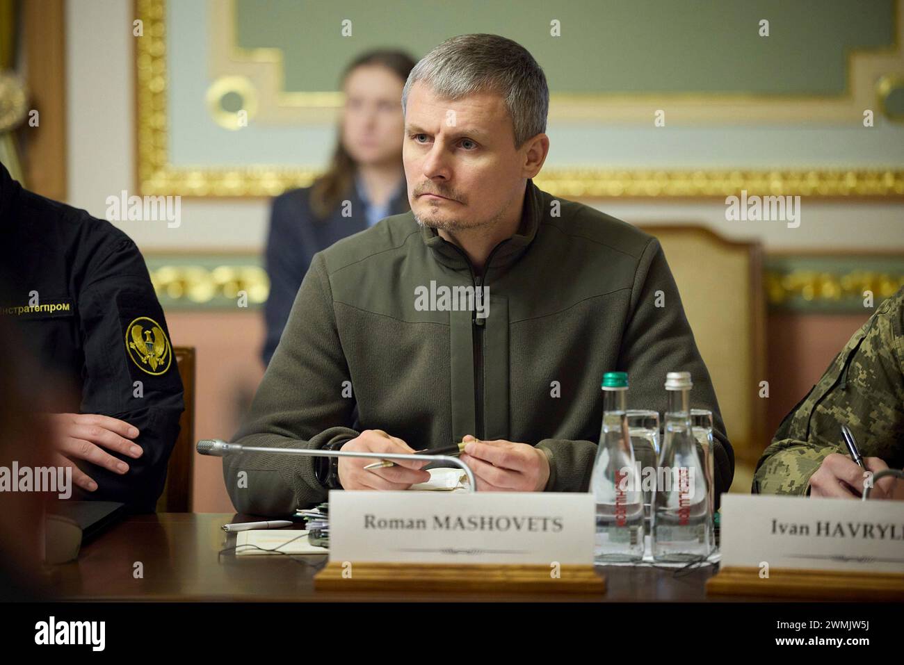 Kiew, Ukraine. Februar 2024. Der ukrainische Sicherheitsberater Roman Mashovet hört während eines erweiterten bilateralen Treffens mit dem bulgarischen Premierminister Nikolai Denkow und Delegationen im Mariinski-Palast am 26. Februar 2024 in Kiew, Ukraine, zu. Quelle: Pool Photo/Ukrainische Präsidentenpresse/Alamy Live News Stockfoto