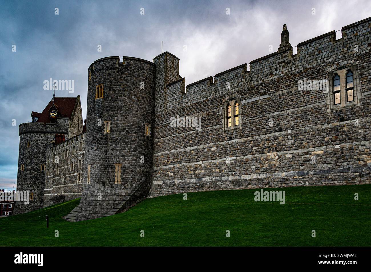 Blick auf Windsor Castle in der Abenddämmerung unter grauem Himmel Stockfoto