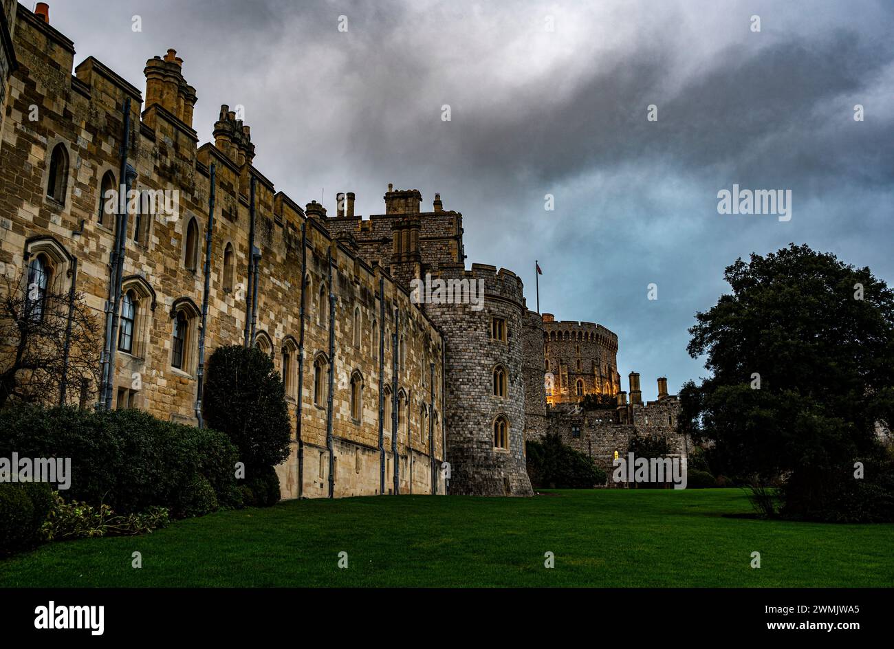 Blick auf Windsor Castle in der Abenddämmerung unter grauem Himmel Stockfoto