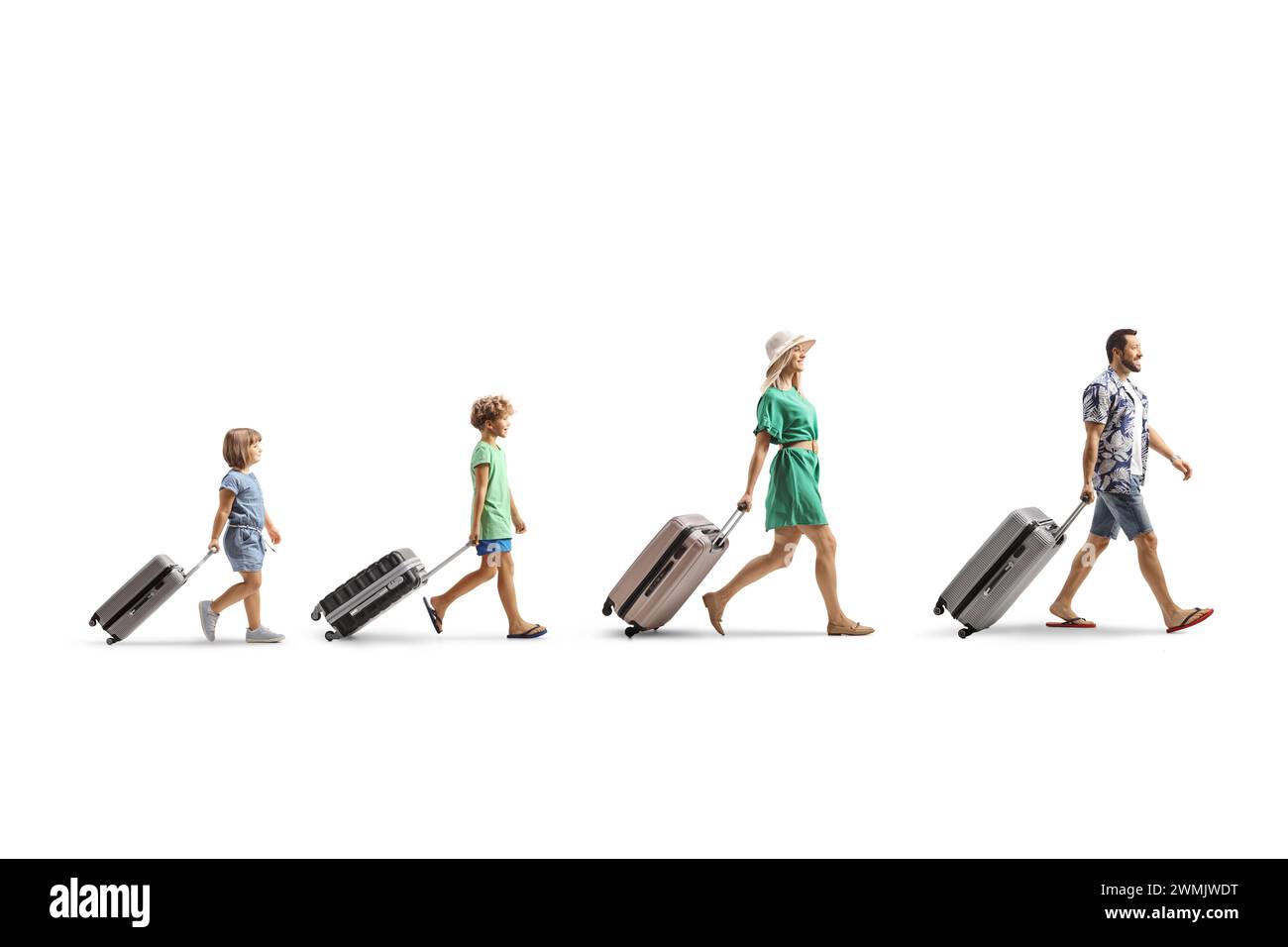 Familie mit Kindern, die gehen und Koffer ziehen, isoliert auf weißem Hintergrund Stockfoto