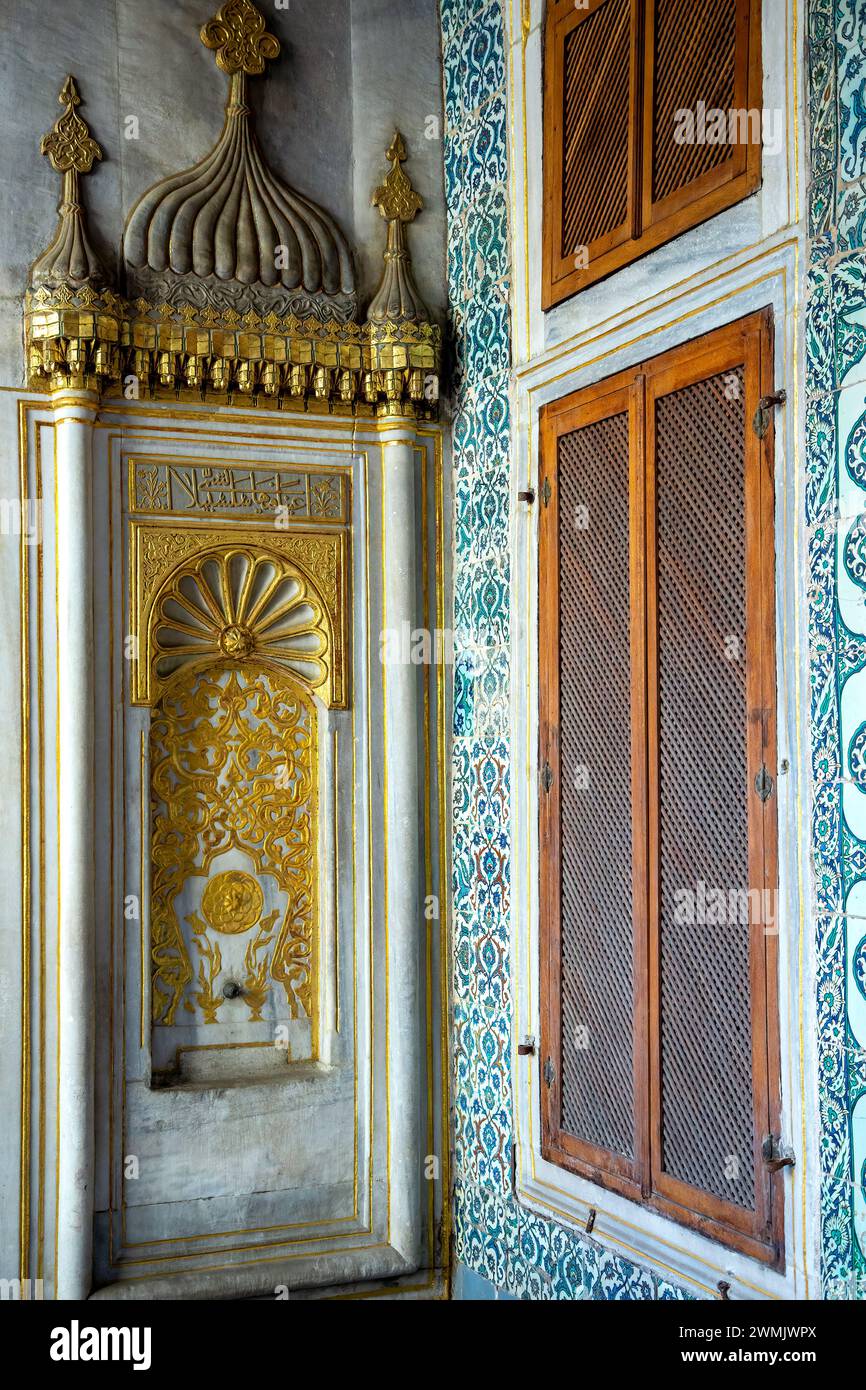 Waschbrunnen und Holzfenster, Harem, Topkapi Palast, Istanbul, Türkei Stockfoto