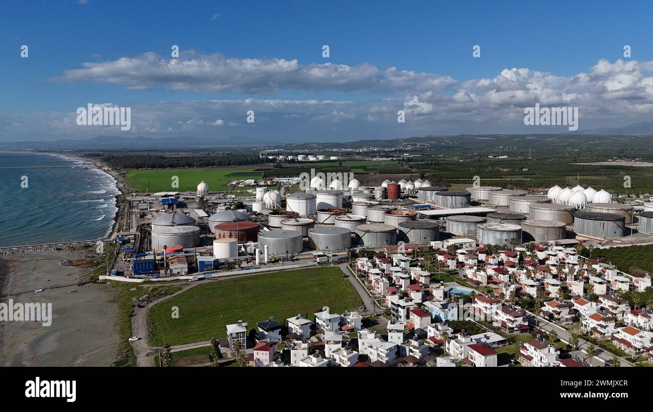 Öltanker in der Nähe eines Terminals in der Türkei Dortyol, wo russisches Rohöl (trotz EU-Embargo) im Februar in Dortyol (Türkei) nach Europa geliefert wird Stockfoto