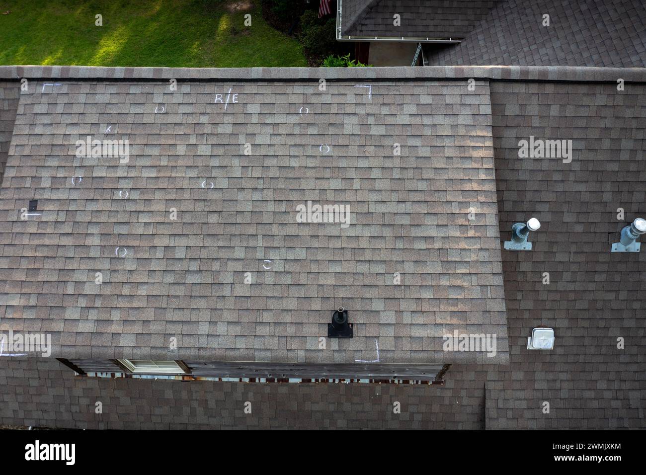 Dach mit Hagelschäden und Kreidemarkierungen aus der Inspektion Stockfoto