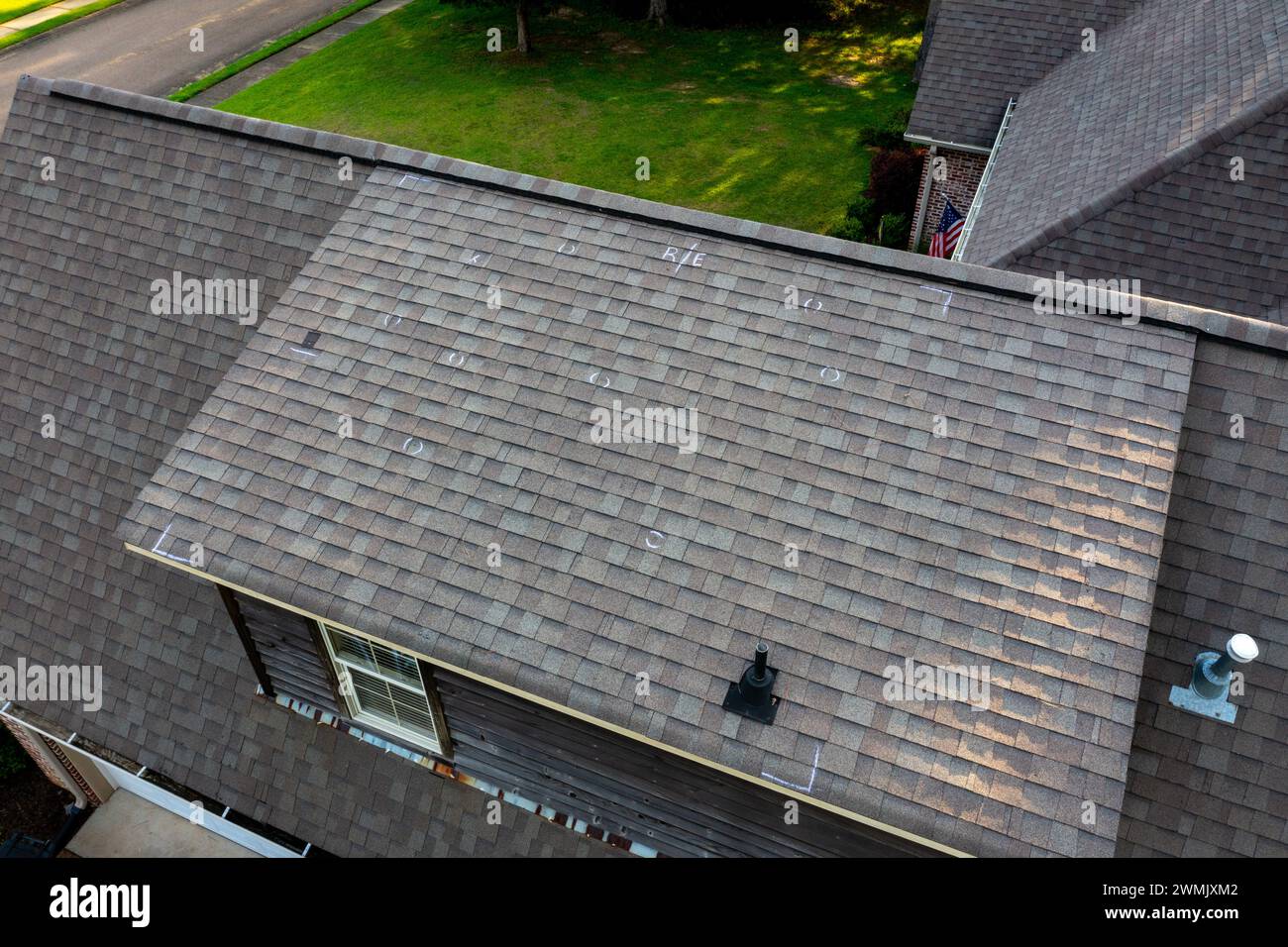 Dach mit Hagelschäden und Kreidemarkierungen aus der Inspektion Stockfoto