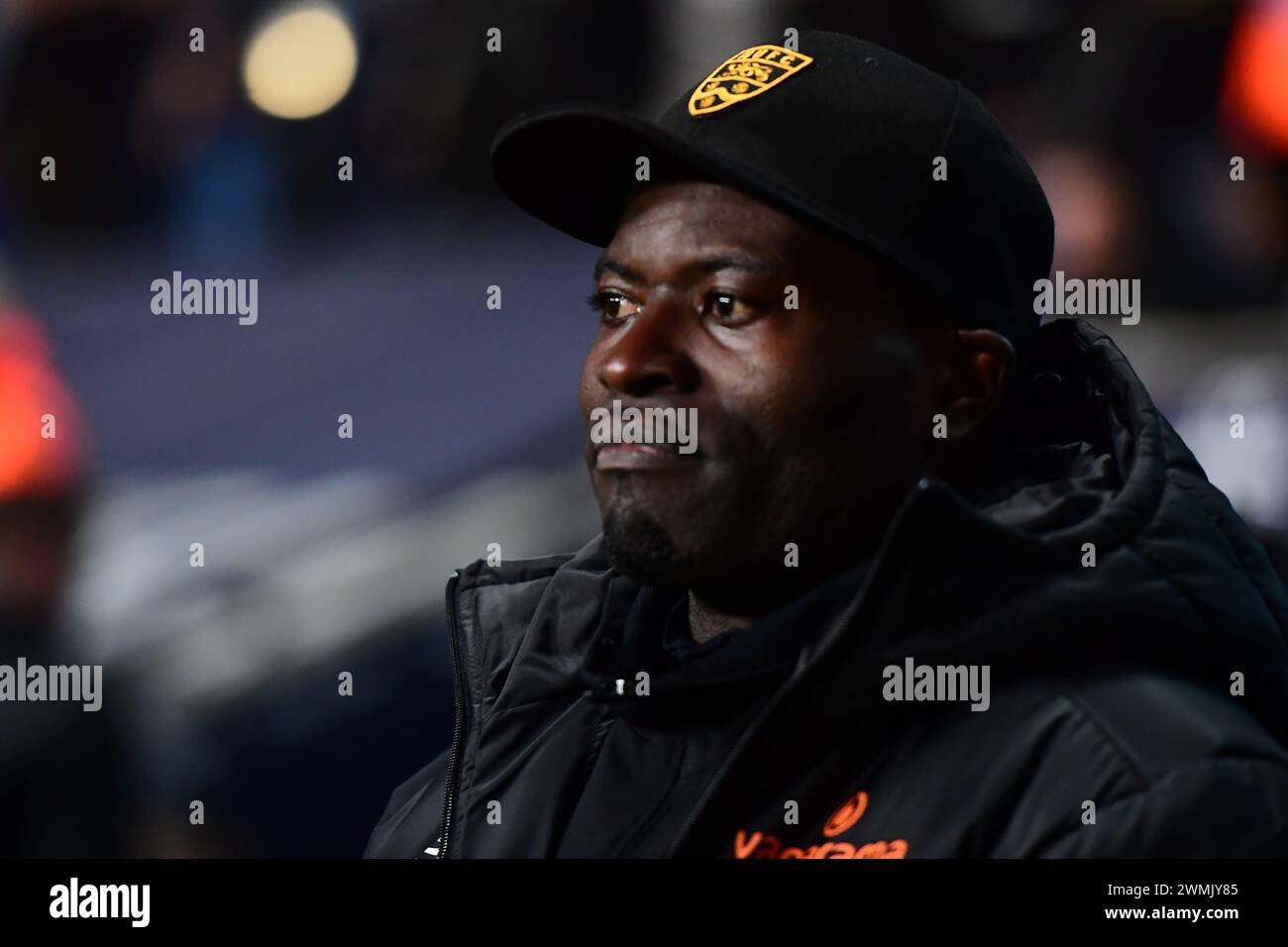 Coventry am Montag, den 26. Februar 2024. Manager George Elokobi (Manager Maidstone) während des FA Cup Fünfte Runde Spiels zwischen Coventry City und Maidstone United in der Coventry Building Society Arena, Coventry am Montag, den 26. Februar 2024. (Foto: Kevin Hodgson | MI News) Credit: MI News & Sport /Alamy Live News Stockfoto