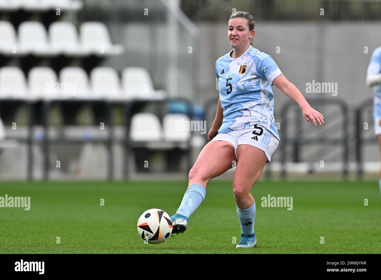 Tubize, Belgien. Februar 2024. Chelsea Godier (5) von Belgien, dargestellt während eines Freundschaftsspiels zwischen den Nationalmannschaften der Frauen unter 19 von Belgien und der Schweiz am Montag, den 26. Februar 2024 in Tubize, Belgien. Quelle: Sportpix/Alamy Live News Stockfoto