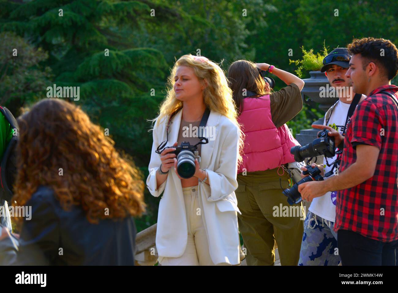 Hübsches Mädchen fotografieren Fotografen Park Stockfoto