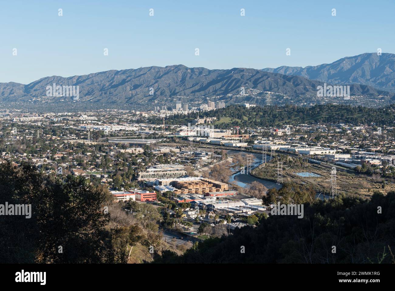 Blick auf den Hügel in Richtung Glendale, Elysian Valley, Atwater Village und Cypress Park Viertel in Los Angeles, Kalifornien. Stockfoto