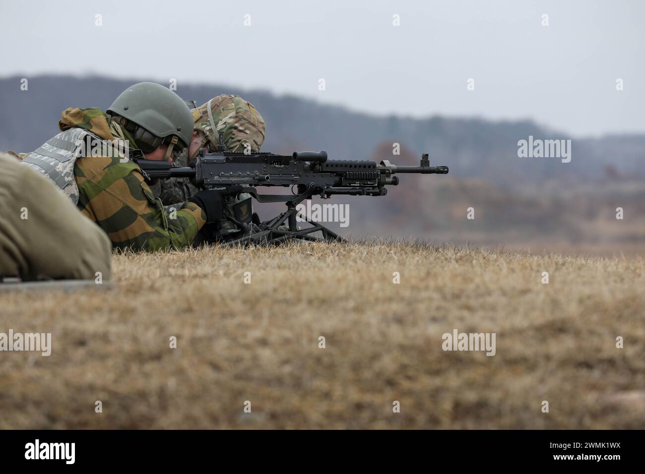 Die Norweger der norwegischen Hauptwache absolvieren die Qualifikationsreihen M2 Browning 50 Kaliber und M240B M240B während des 51. Norwegischen wechselseitigen Truppenaustauschs im Camp Ripley Training Center in Little Falls, Minnesota, am 6. Februar 2024 (Foto der Nationalgarde der Minnesota Army von Sgt. Jorden Newbanks). Stockfoto