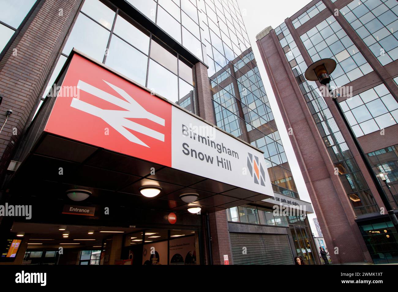 Der Eingang zum Birmingham Snow Hill, einem der Hauptbahnhöfe im Stadtzentrum. Snow Hill liegt in der Nähe des Geschäftsviertels von Birmingham und führt hier zur Colmore Row. Stockfoto