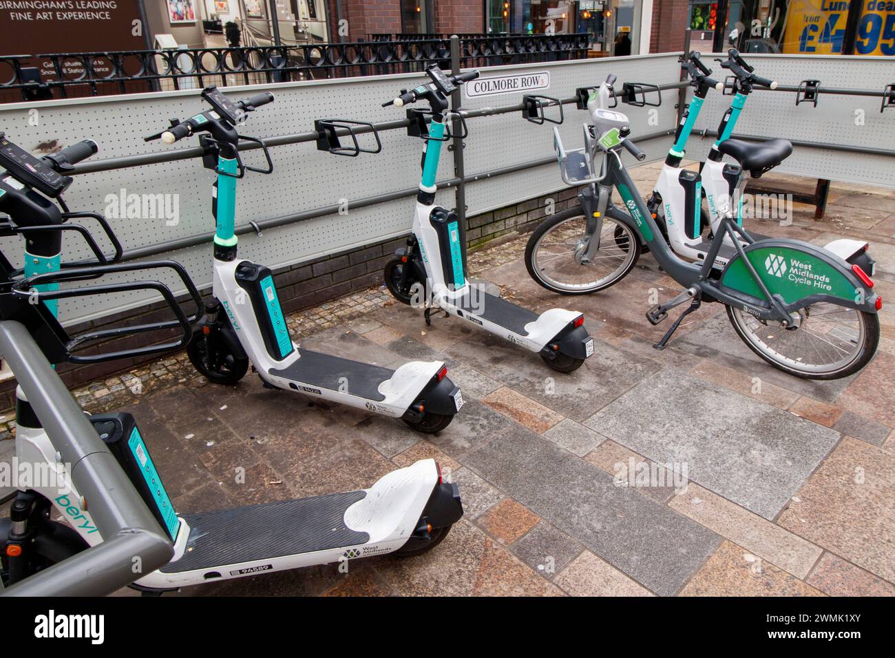 Die Beryl Bay Dockingstation für Fahrräder und Motorroller befindet sich in der Colmore Row vor der Snow Hill Station, Birmingham. West Midlands Cycle Hire wird in Partnerschaft mit Transport for West Midlands betrieben. Zunächst wurden 200 brandneue E-Scooter in Birmingham in Betrieb genommen, weitere 700 im Stadtzentrum und in den umliegenden Stadtvierteln. Von Birchfield über den Bullring bis Selly Oak, Edgbaston bis Aston. Stockfoto