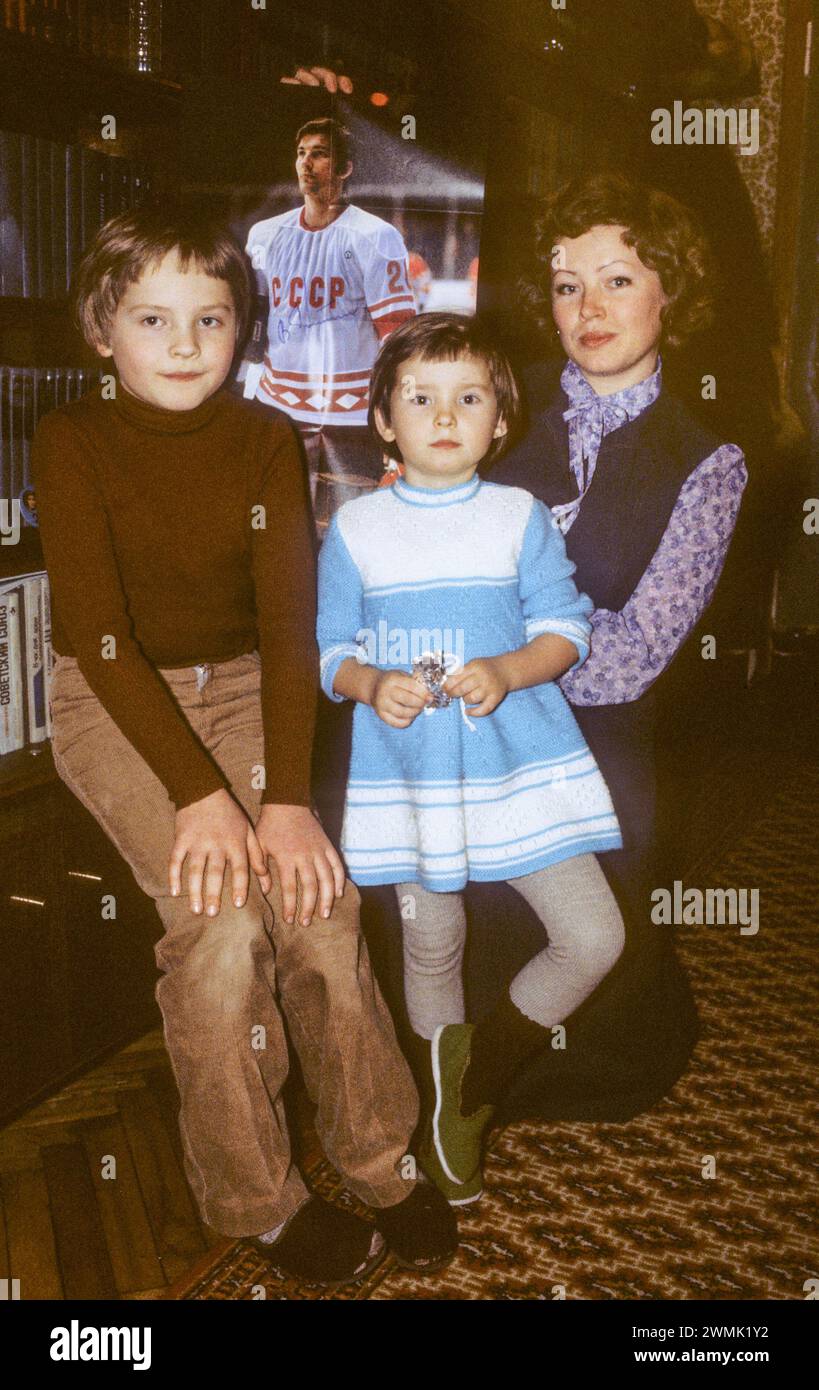 VLADISLAV TRETJAK Ishockey sovjet 1982 familjen väntar hemma i Moskva framför en bild Dia 18464 Stockfoto