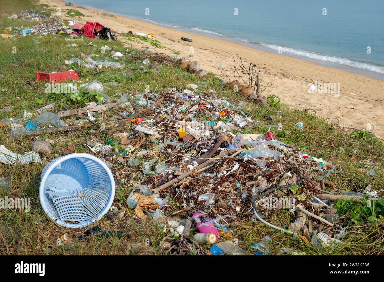 Koh Samui, Thailand - 19. Januar 2024: Ein Strand voller Müll und Plastikmüll ist ein weit verbreitetes Symbol für Umwelt und Recycling Stockfoto
