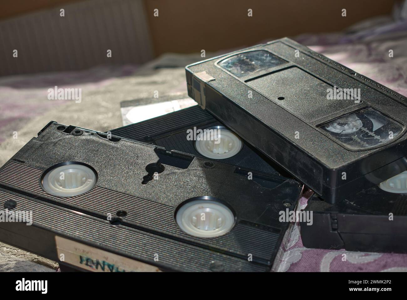 Alte VHS-Videokassetten, Videokassetten, altes Technologiekonzept, Stockfoto