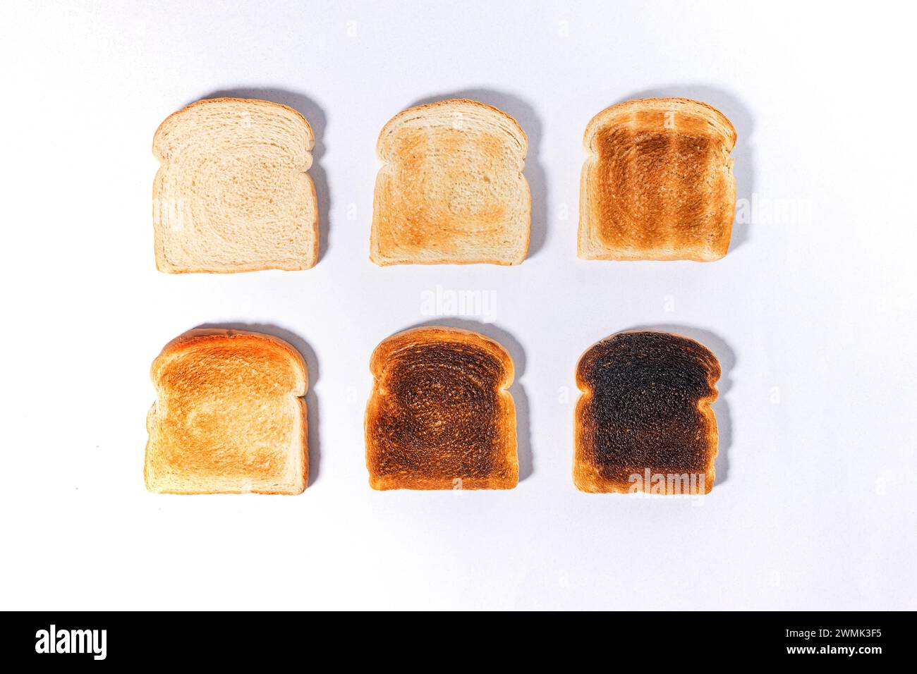 Sechs Scheiben Brot, geröstet für eine andere Ebene, quadratische Sandwichscheiben Stockfoto