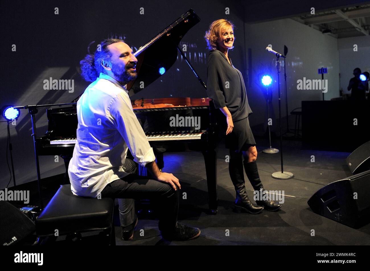 Mailand Italien 22.10.2012: Irene Grandi, italienische Sängerin, und der Jazzpianist Stefano Bollani bei der Vorstellung des neuen Cover-Albums „Irene Grandi & Stefano Bollani“ Stockfoto