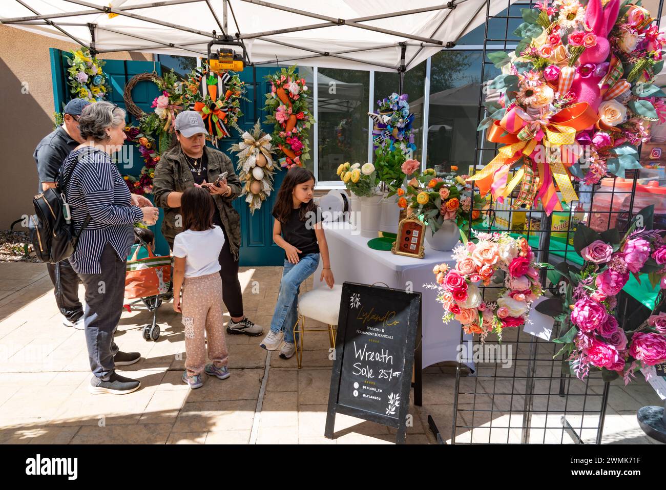 Shopper mit Besitzer von Lylandco, einem kleinen Unternehmen, das Blumenkränze und Wohnkultur herstellt, South Texas Irish Fiesta, McAllen, Texas, USA. Stockfoto