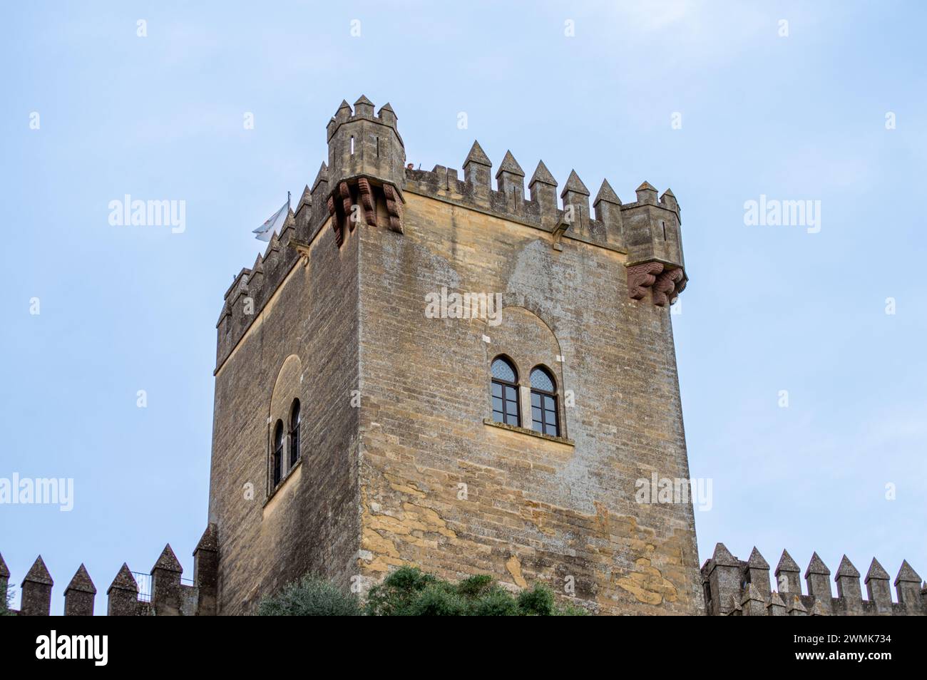 ALMODOVAR DEL RIO, SPANIEN - FERBUARY 12, 2023: Burg Almodovar (Castillo de Almodóvar del Río), eine Burg muslimischer Herkunft in Almodovar del Rio, Spanien Stockfoto