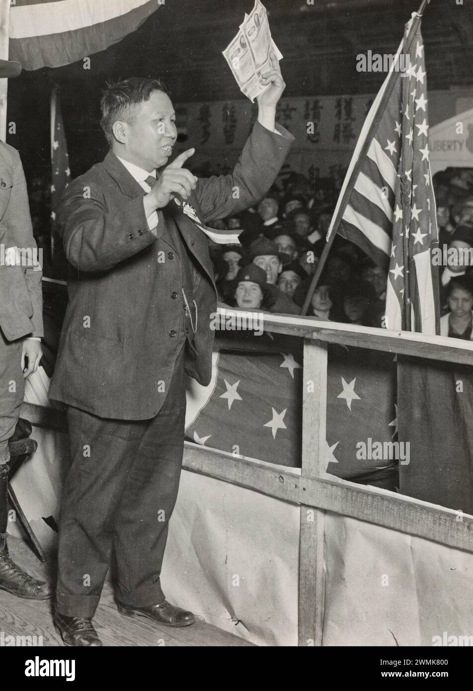 LIBERTY BONDS - PERSONAL: L - BÜRGERMEISTER VON CHINATOWN DRÄNGT LANDSLEUTE ZUM KAUF VON ANLEIHEN. William Li Bue, Nachfolger von Tomm Lee beim Bürgermeister von Chinatown, New York, appellierte an seine Landsleute, Anleihen des Dritten Liberty-Darlehens zu kaufen, bei einer der Kundgebungen in diesem eigenartigen Teil der Stadt. April 1918 Stockfoto