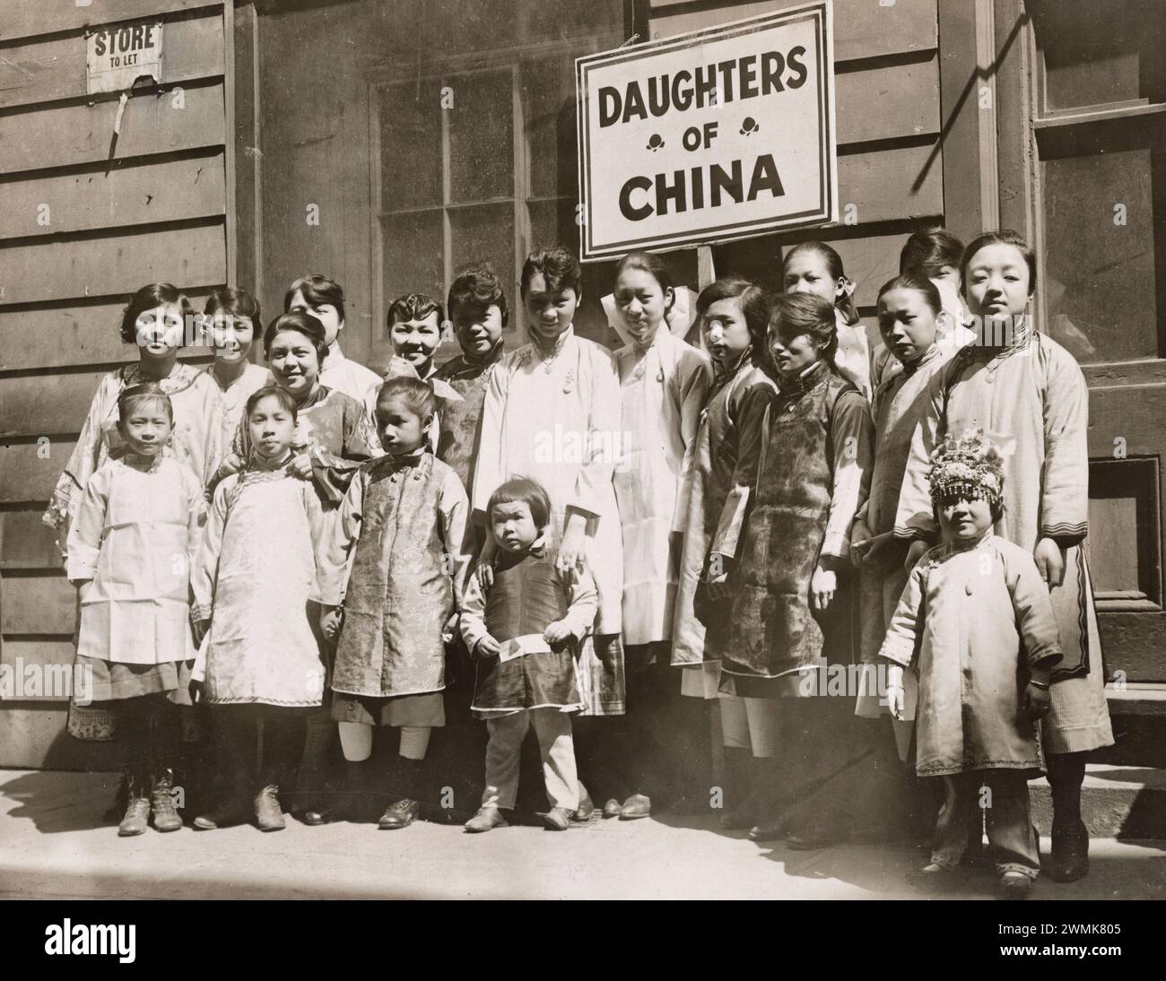 Liberty Bonds - Personal - Solicitations - 3. Kampagne - CHINESISCHE MÄDCHEN, DIE FÜR DEN DRITTEN LIBERTY LOAN ARBEITEN. The Daughters of China, eine Organisation, die sich ausschließlich aus jungen chinesischen Frauen zusammensetzt, die in New York leben, verpflichtete sich, Anleihen im Wert von jeweils 500,00 US-Dollar zu verkaufen. Sie hielten täglich Kundgebungen in Chinatown ab Stockfoto
