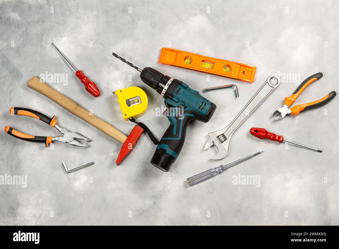 Verschiedene Reparaturwerkzeuge, Hardware-Materialien, Bohrer, Hammer, Zangen, Schraubendreher, Schraubenschlüssel Stockfoto