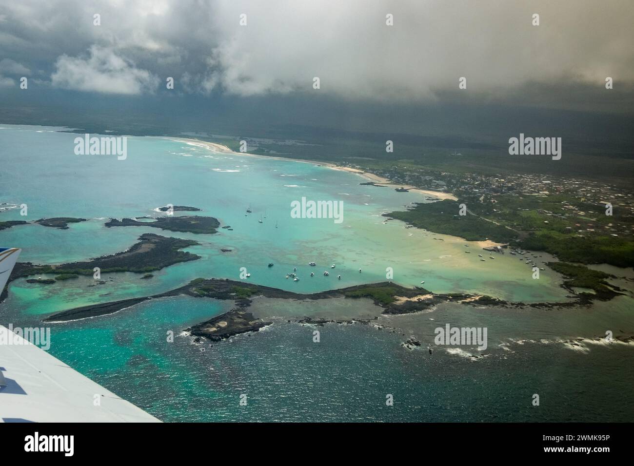 Luftaufnahme der Stadt Puerto Villamil aus der Luft, nach dem Start am Isabela Island Flughafen, Galapagos. Stockfoto