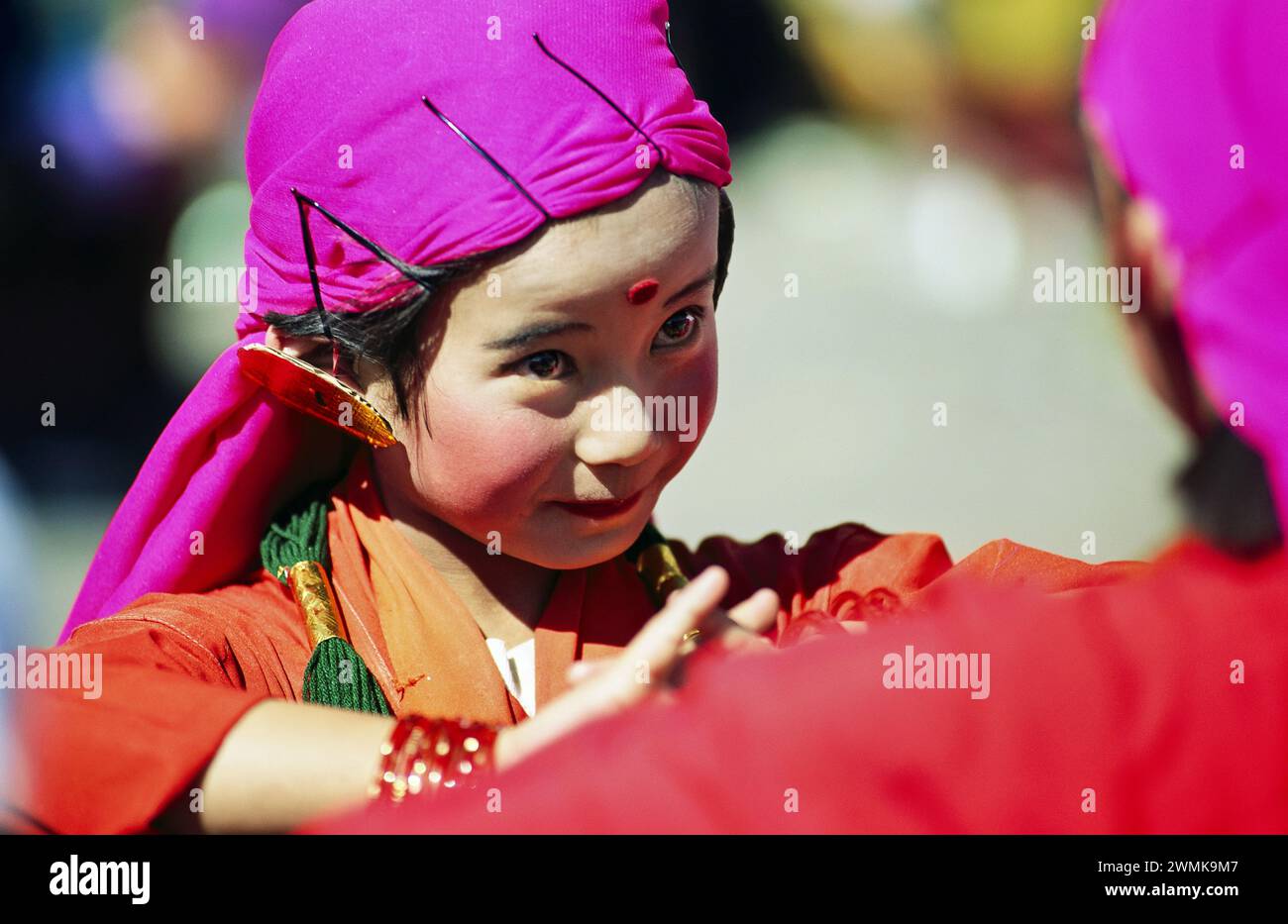 Junge Mädchen in traditioneller bhutanischer Tracht; Thimphu, Bhutan Stockfoto
