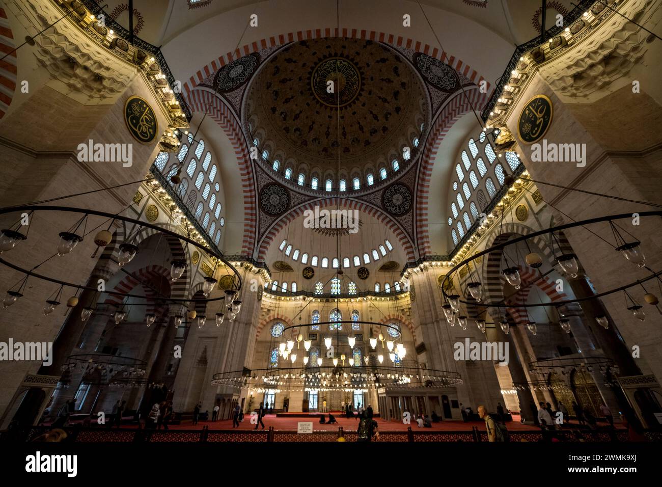 Das Innere der Suleymaniye-Moschee mit Blick auf den Mihrab, Istanbul, Türkei © Dosfotos/Axiom Stockfoto