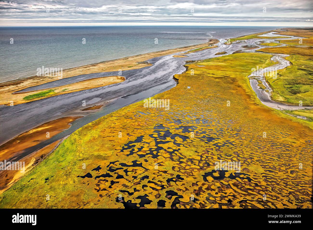 Geflochtenes Flussökosystem für Lachslaicher. Oben auf diesem Foto befindet sich das Ochotskische Meer und darunter der Fluss Oblukowina. Sie fließen vorbei... Stockfoto