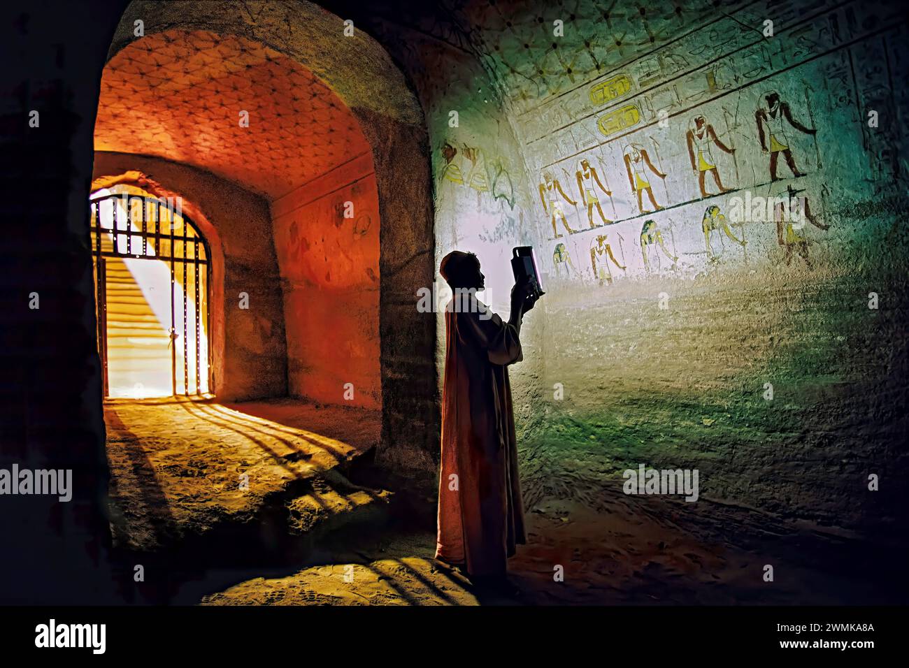 Der Mensch beleuchtet Hieroglyphen an einer Wand in einem nubischen Königsgrab aus der 25. Dynastie. El-Kurru war einer der königlichen Friedhöfe, die von den Nubischen ... genutzt wurden Stockfoto