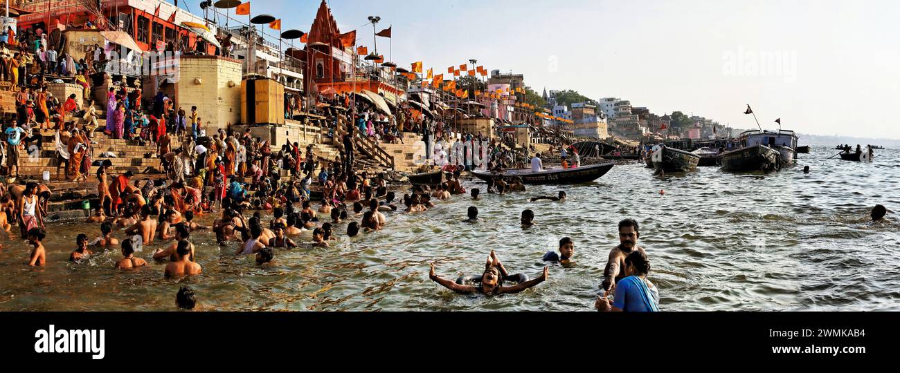 Menschen, die im heiligen Ganges in Varanasi baden; Varanasi, Uttar Pradesh, Indien Stockfoto