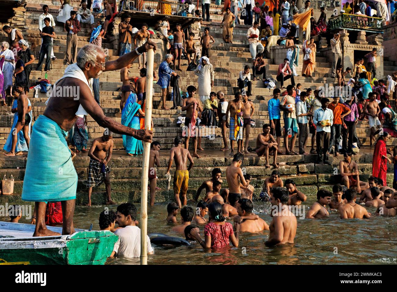 Pilger und Einheimische baden im heiligen Ganges-Fluss in Varanasi; Varanasi, Indien Stockfoto