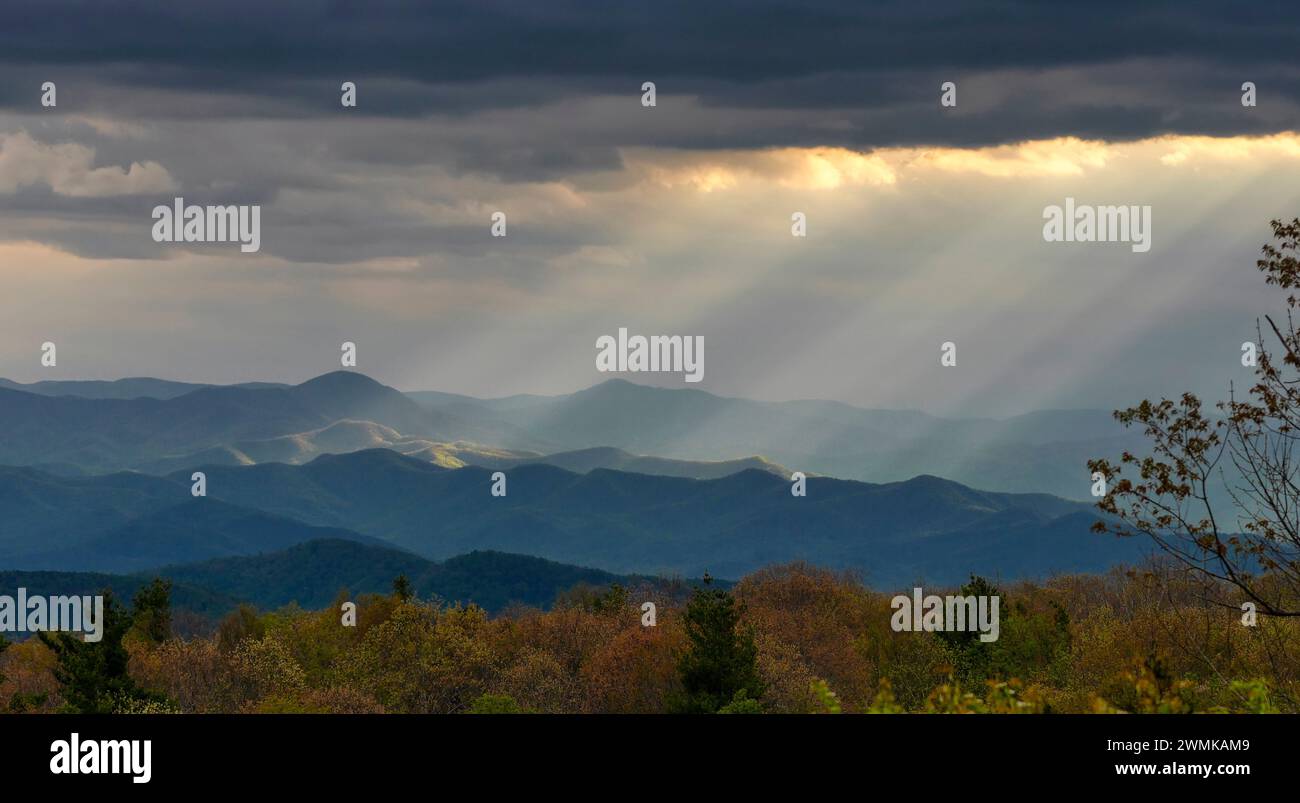 Mount Pisgah und Cold Mountain dominieren die Blue Ridge Mountains, während nachmittags Sonnenlicht durch die Gewitterwolken strömt Stockfoto
