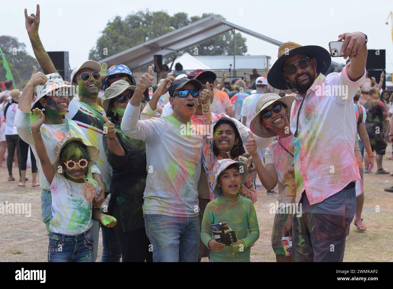 Menschen, die Festivals der Farben Holi (ein Teil der Feier der Einheit des menschlichen Geistes) feiern, organisiert von Explore Hare Krishna Valley in Melbourne. Holi ist eine heilige alte Tradition der Hindus, ein Urlaub in vielen staaten von Indien und Nepal mit regionalen Feiertagen in anderen Ländern. Es ist eine kulturelle Feier, die Hindus und nicht-Hindus gleichermaßen die Gelegenheit gibt, Spaß mit anderen Menschen zu haben, indem sie farbiges Wasser und Pulver namens gulal auf einander werfen, um den Triumph des Guten über das Böse zu ehren. Die Gäste zünden Lagerfeuer an, essen Süßigkeiten und tanzen zu traditioneller Volksmusik. (Pho Stockfoto