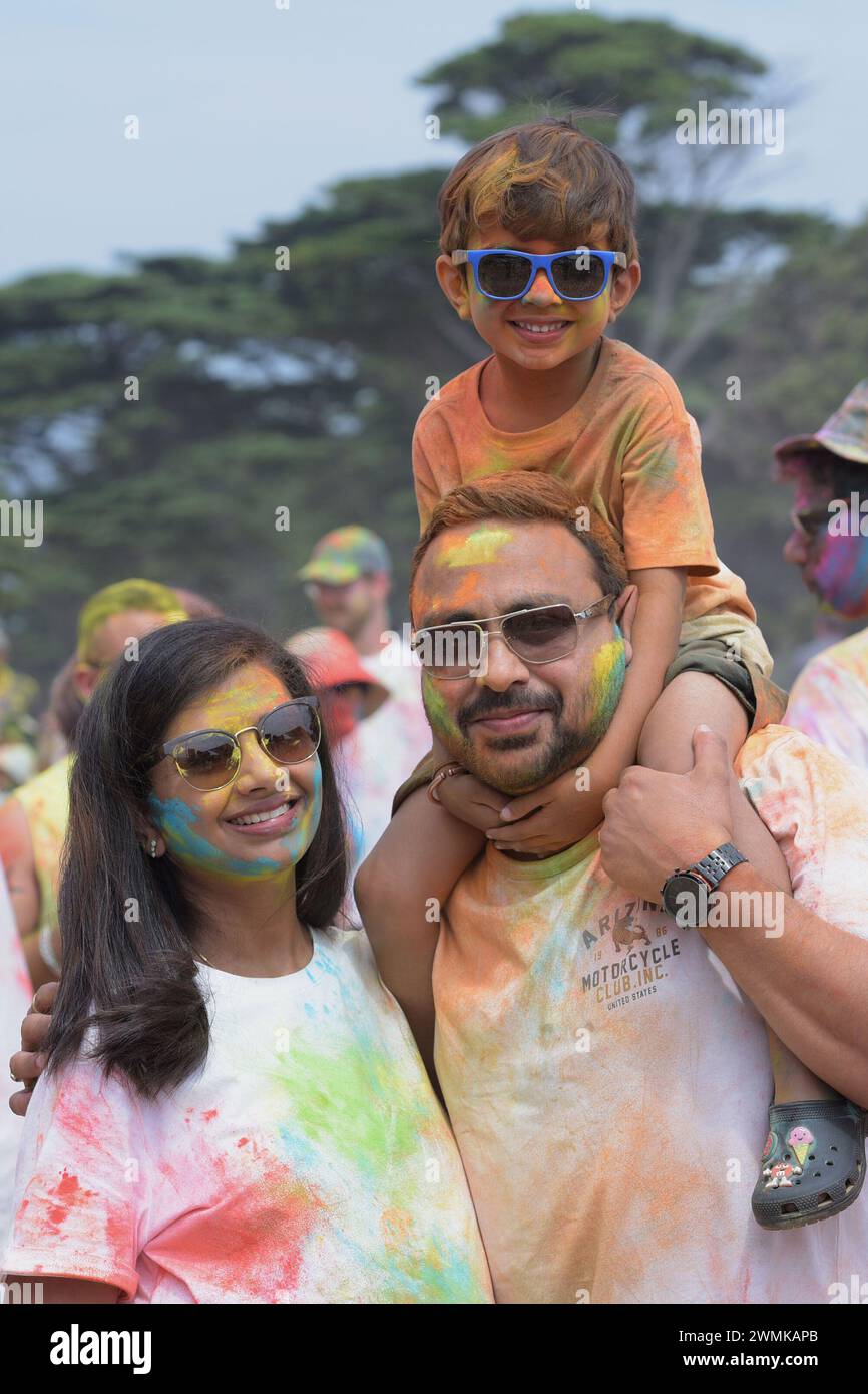 Menschen, die Festivals der Farben Holi (ein Teil der Feier der Einheit des menschlichen Geistes) feiern, organisiert von Explore Hare Krishna Valley in Melbourne. Holi ist eine heilige alte Tradition der Hindus, ein Urlaub in vielen staaten von Indien und Nepal mit regionalen Feiertagen in anderen Ländern. Es ist eine kulturelle Feier, die Hindus und nicht-Hindus gleichermaßen die Gelegenheit gibt, Spaß mit anderen Menschen zu haben, indem sie farbiges Wasser und Pulver namens gulal auf einander werfen, um den Triumph des Guten über das Böse zu ehren. Die Gäste zünden Lagerfeuer an, essen Süßigkeiten und tanzen zu traditioneller Volksmusik. (Pho Stockfoto