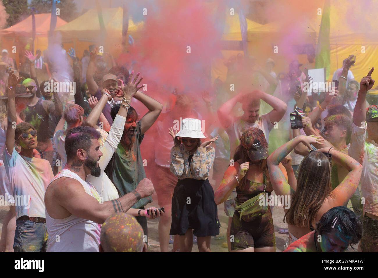 Menschen, die Festivals der Farben Holi (ein Teil der Feier der Einheit des menschlichen Geistes) feiern, organisiert von Explore Hare Krishna Valley in Melbourne. Holi ist eine heilige alte Tradition der Hindus, ein Urlaub in vielen staaten von Indien und Nepal mit regionalen Feiertagen in anderen Ländern. Es ist eine kulturelle Feier, die Hindus und nicht-Hindus gleichermaßen die Gelegenheit gibt, Spaß mit anderen Menschen zu haben, indem sie farbiges Wasser und Pulver namens gulal auf einander werfen, um den Triumph des Guten über das Böse zu ehren. Die Gäste zünden Lagerfeuer an, essen Süßigkeiten und tanzen zu traditioneller Volksmusik. (Pho Stockfoto